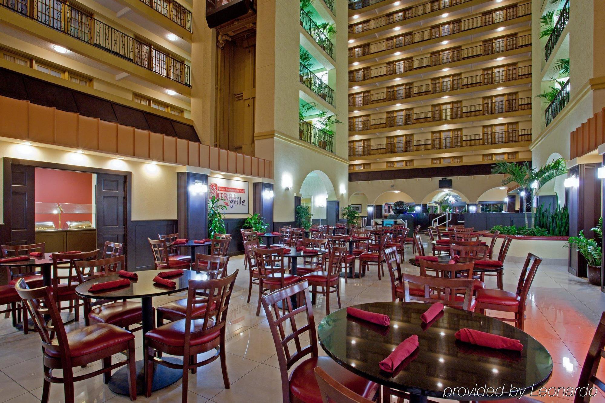 Crowne Plaza Suites Houston - Near Sugar Land מסעדה תמונה